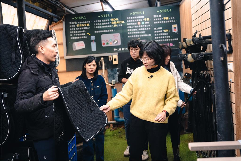 快新聞／歡喜迎馬年！蘇巧慧化身一日馬場照護員　沈伯洋竟成「Q毛本尊」？