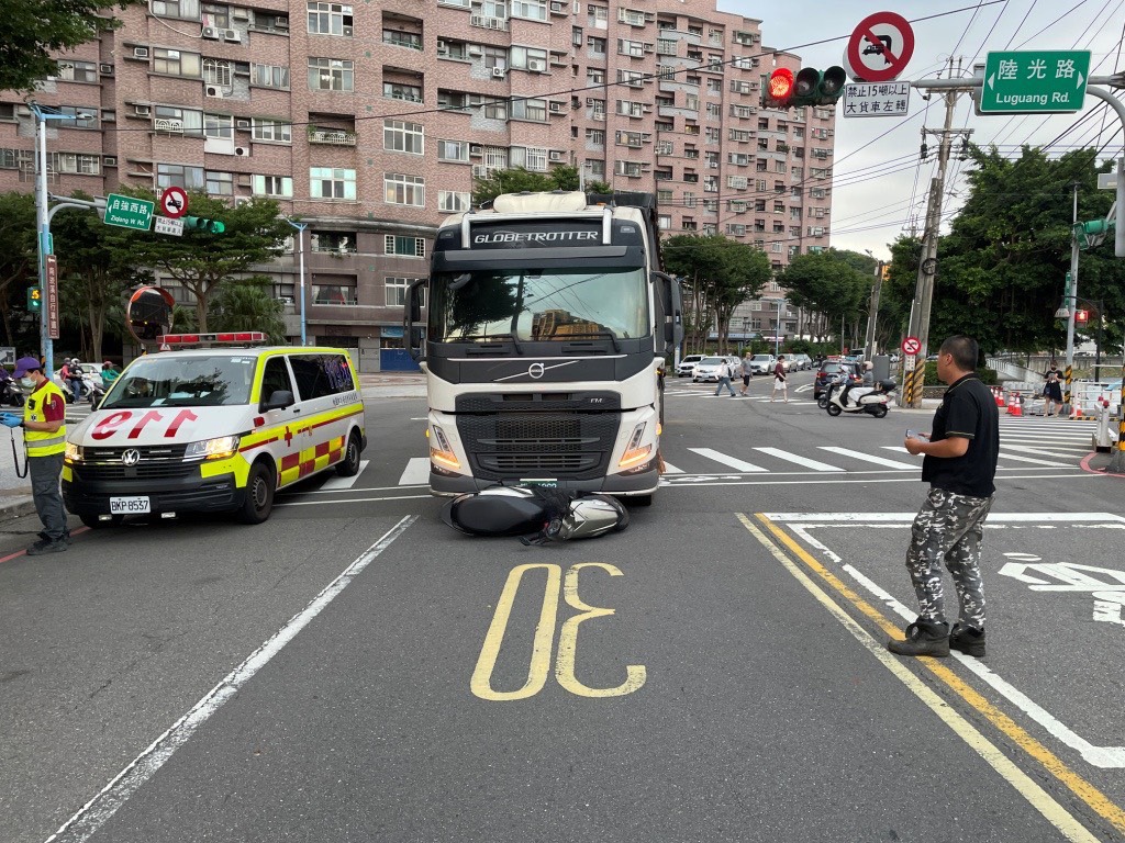 騎士遭大貨車連人帶車拖行 驚悚畫面也曝光