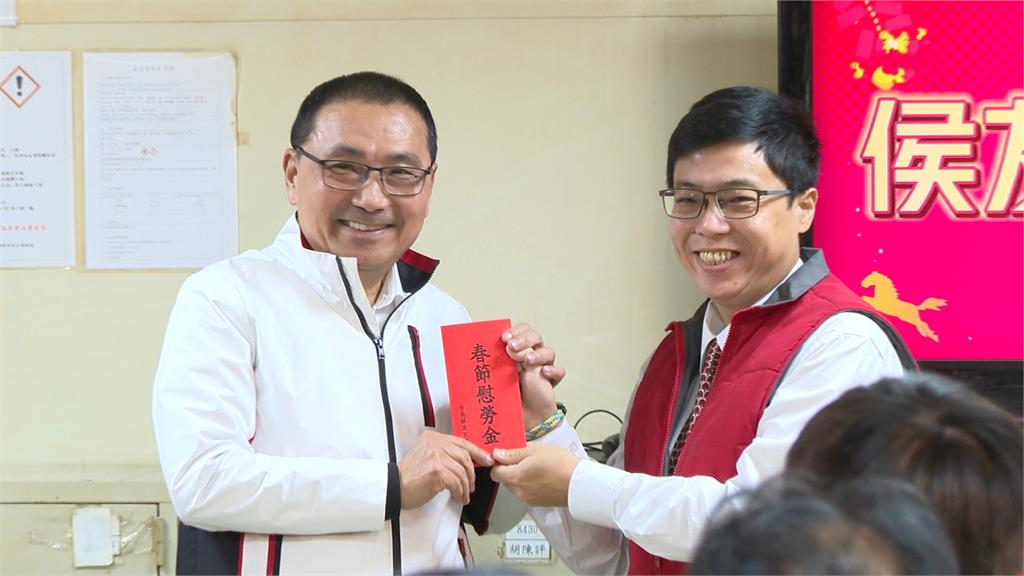 慰勞公車司機春節辛勞　侯友宜贈加菜金與福袋
