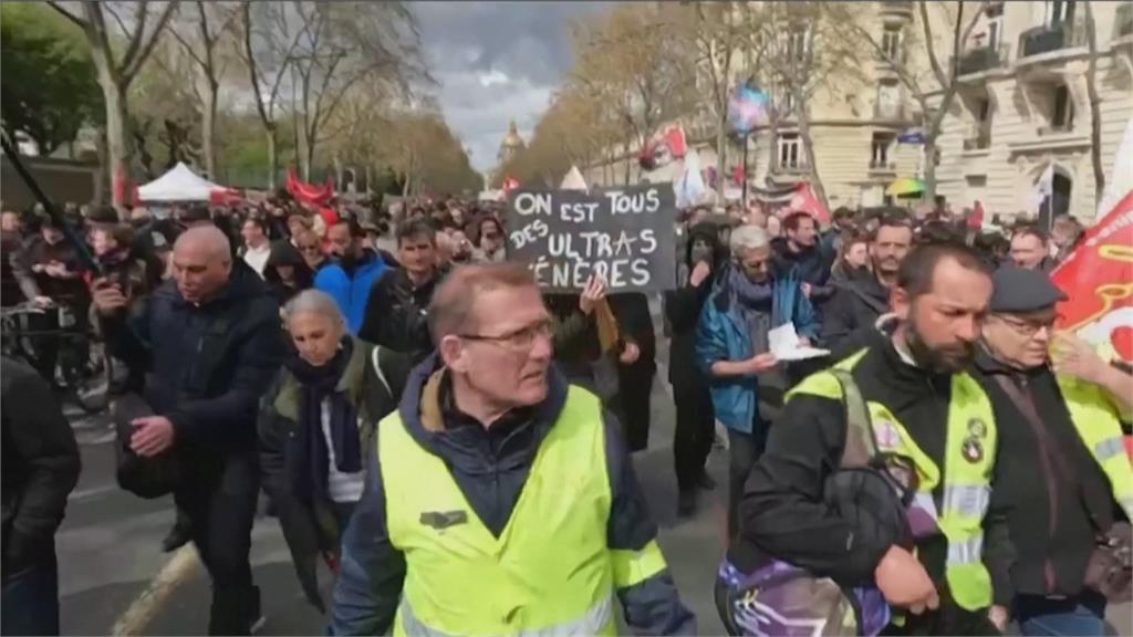 巴黎反年改示威大亂鬥　示威者砸玻璃瓶、警發射催淚瓦斯