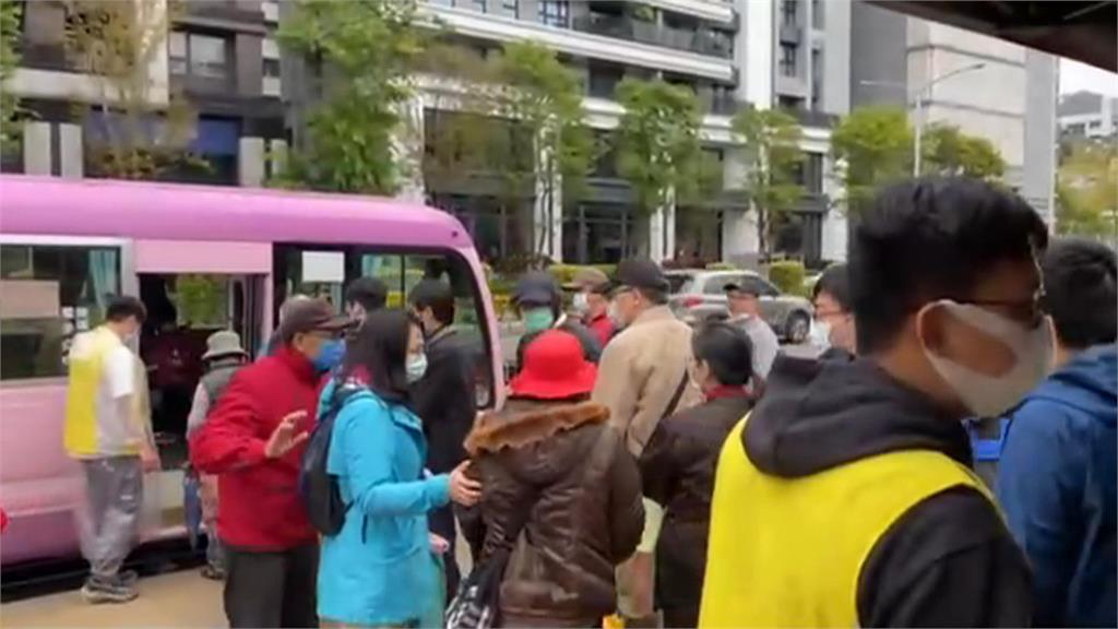 新店「祭祖專車」車輛太少 長輩們大包小包寒風中苦等