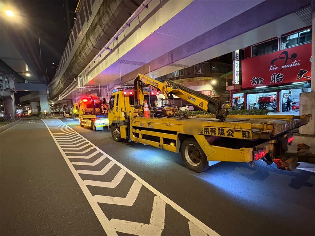 最新／超扯！新北公車誤闖大漢橋機車道　下班族「卡死路中」有家歸不得