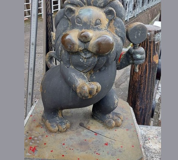 竹北翰林橋銅獅 油亮臉頰網友笑:偷吃貢丸?