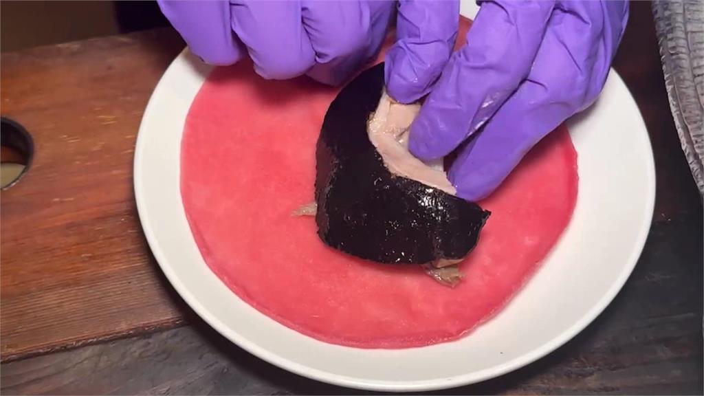 BLACKPINK來台掀粉黑旋風 高雄業者推粉黑烤鴨捲餅搶商機