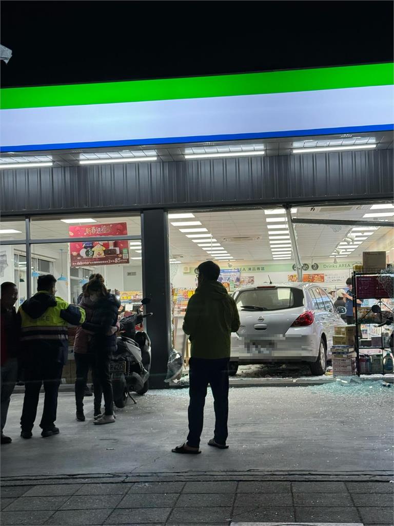 快新聞/出事了!疑錯把油門當剎車踩 女子開車衝入彰化員林某超商