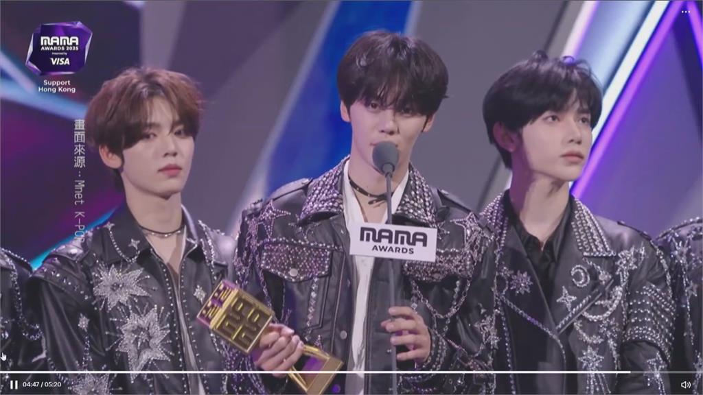 周潤發MAMA致詞哽咽率全場為逝者默哀 GD奪最大獎 牽手發哥領獎超害羞