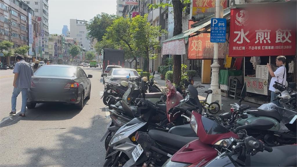 高雄知名煎餃老店違停亂象多 警:今年已累積54件違規