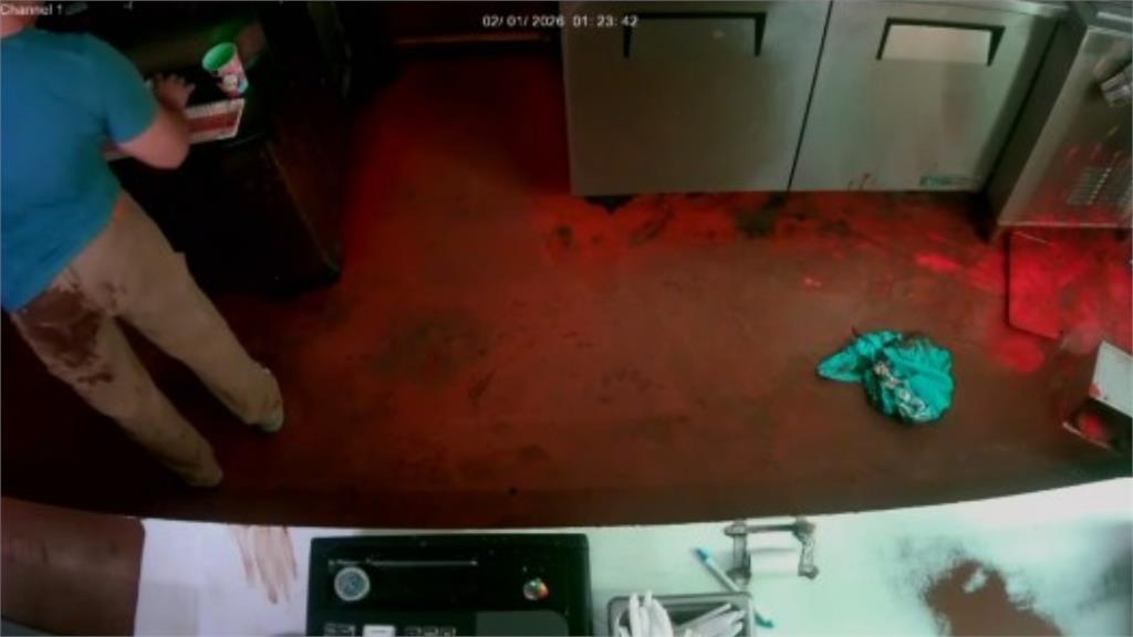 影／男砸窗闖甜點店滑倒！一毛都沒拿「還幫擦地板」做支冰淇淋就走人