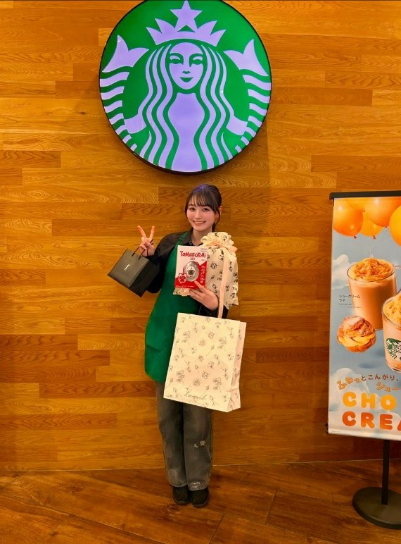 「最美星巴克店員」離職改拍雜誌寫真　泳裝淋浴引發大批網友朝聖