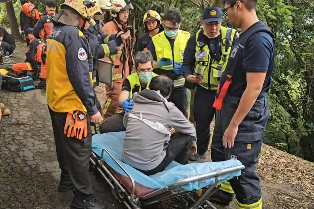 快新聞/新北樹林男駕車衝落50公尺深邊坡 警消急救援