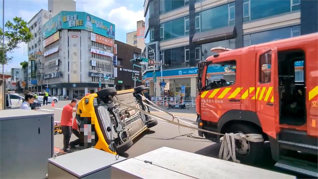 嘉義計程車紅燈直衝！　失控跨越雙黃線撞對向黑車「整車翻覆」