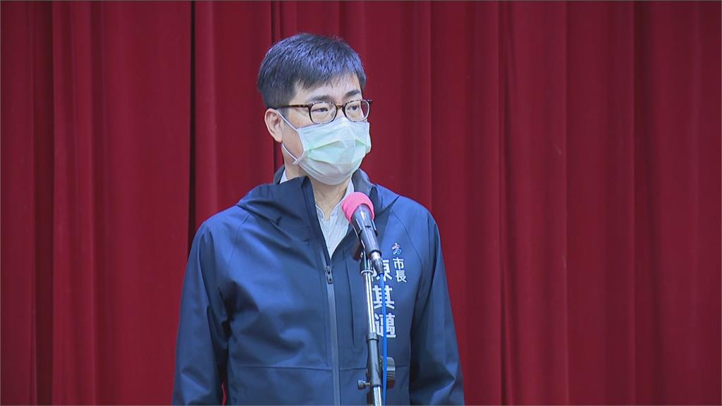 連日暴雨高雄馬路現天坑 轎車經過爆胎