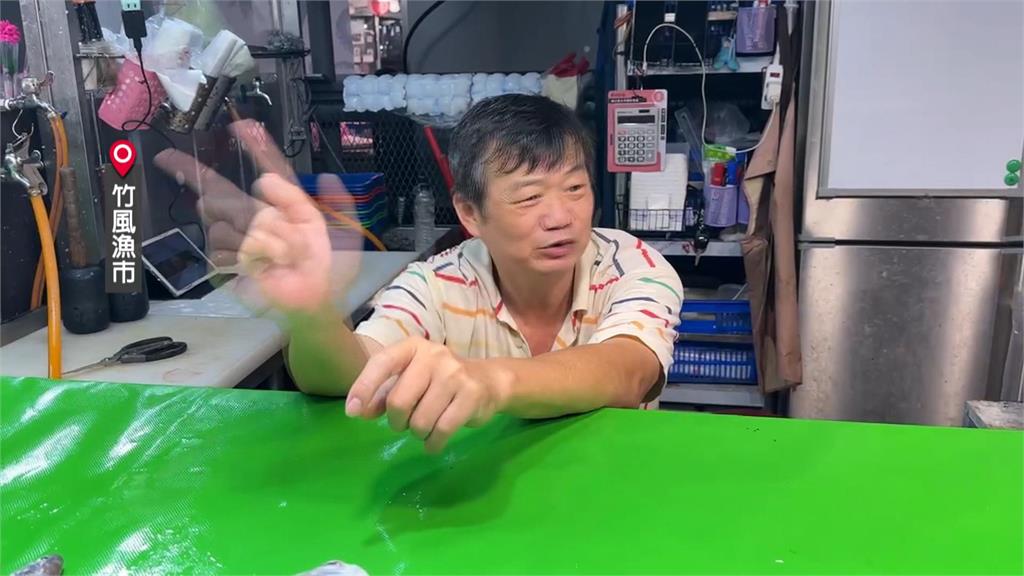 颱風來竹風漁市照常開！　攤商笑喊：老闆比客人多