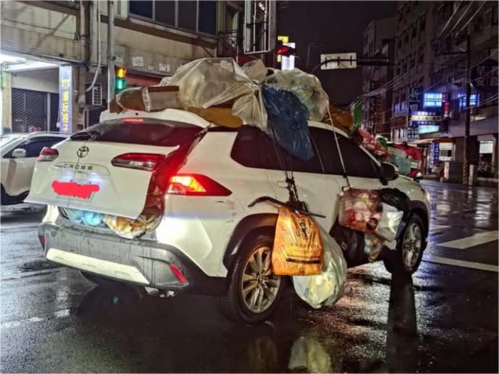 台中驚見蟑螂的移動城堡　「掛滿回收物」畫面掀熱議網驚：跨界垃圾車