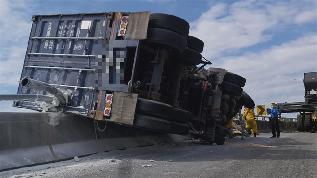 驚險瞬間！國道貨櫃車翻覆卡護欄　車體懸空駕駛一度受困