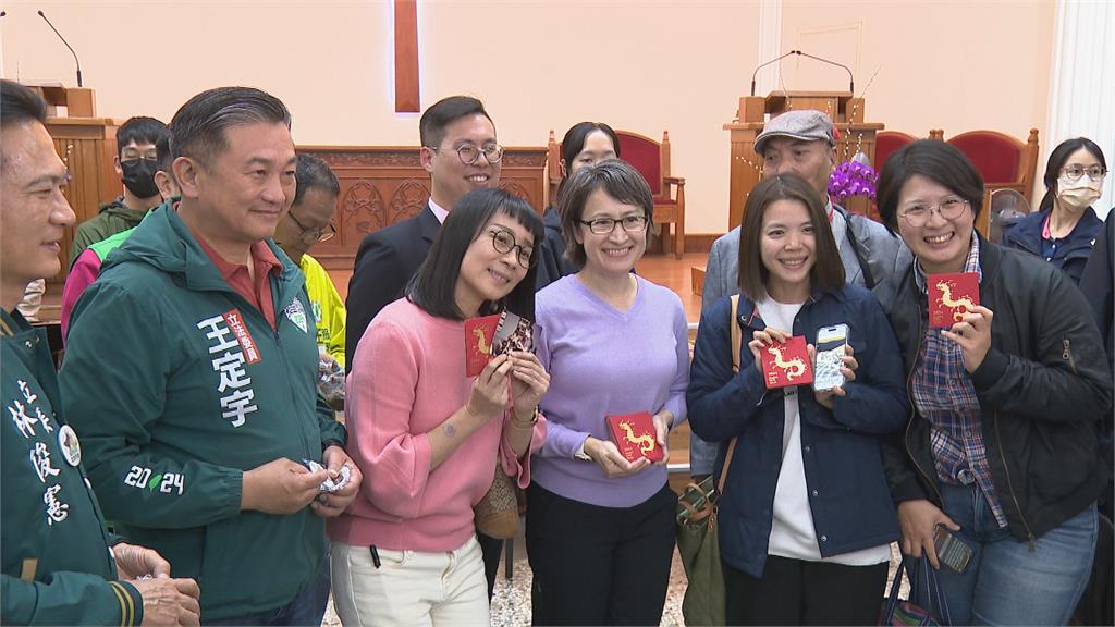 初二回娘家展現高人氣! 蕭美琴到台南東門巴克禮紀念教會發福袋