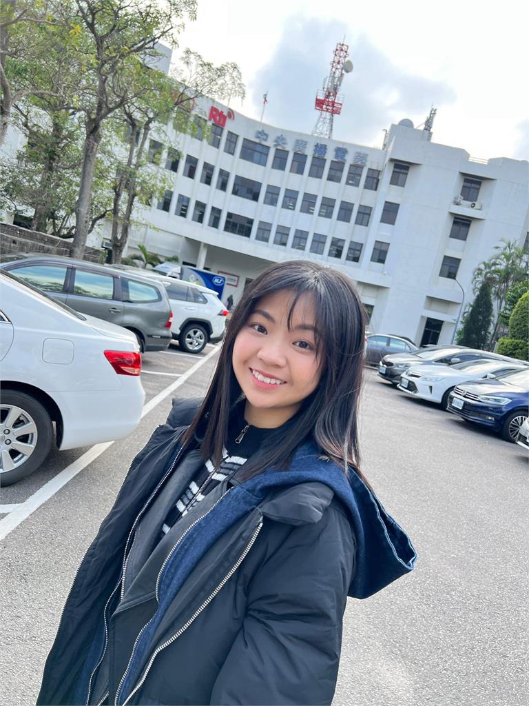 停車場正妹「美腿比命長」竟是小嘉玲!「17歲狀態遭拍」網暈爛:長大了