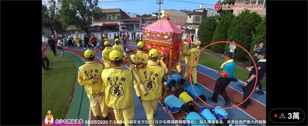 白沙屯媽祖鑾轎緊跟「紅臂章神秘人」是誰?信眾曝「真實身分」:奉獻一生的前輩