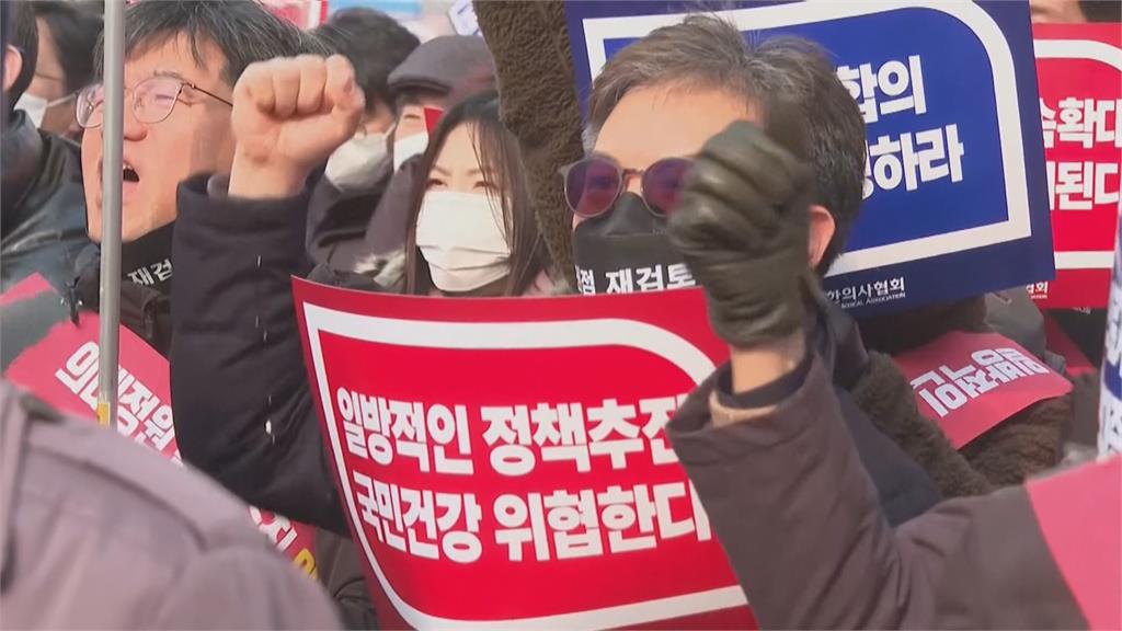 南韓醫師罷工示威滿月　政府拒讓步！開鍘吊扣醫師執照