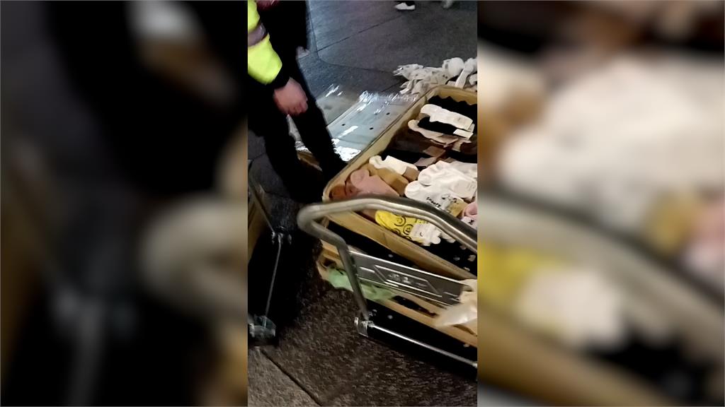 貨全被倒地上!違規擺攤男怒控警「流氓」 PO影片取暖遭網打臉