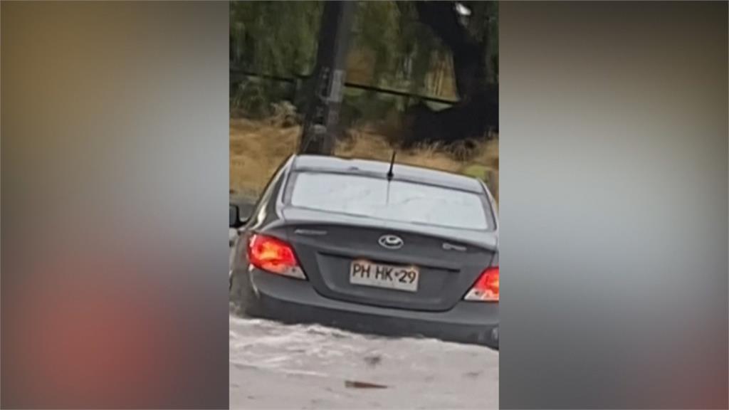 秘魯暴雨釀土石流！ 智利洪水轎車遭沖「倒退嚕」