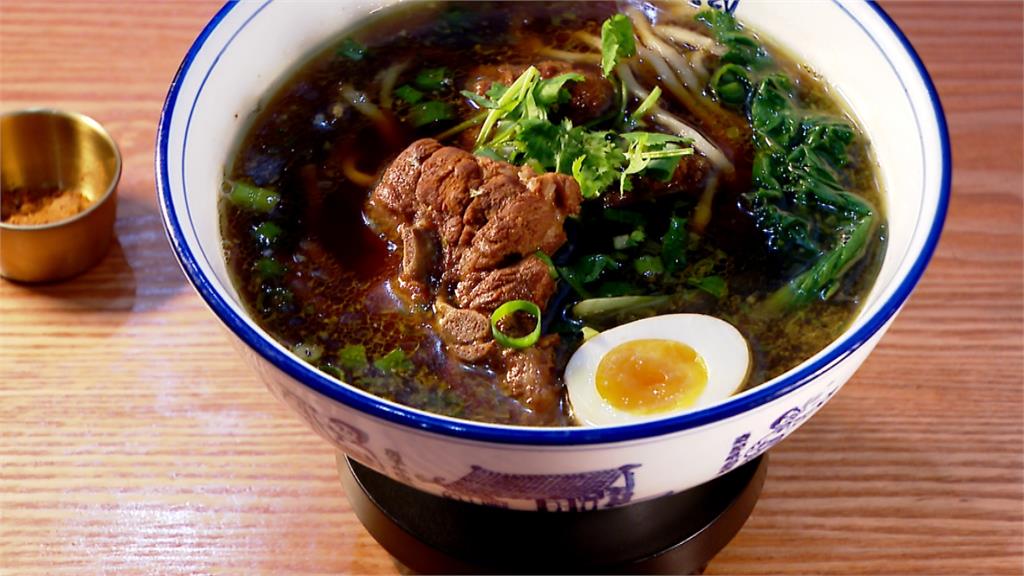 西安"油潑皮帶麵"上桌 吸滿番茄.哨子酸辣鹹香