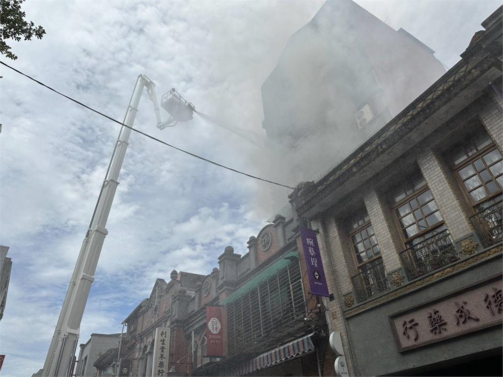 快新聞／迪化街商圈大火！　6樓狂冒黑煙「畫面曝光」