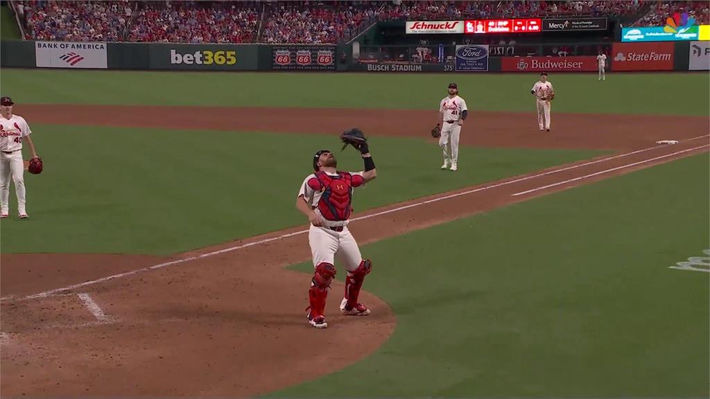 MLB(影)/一次出局有兩次接殺?紅雀捕手意外「聯合主審」漏網鏡頭社群爆紅