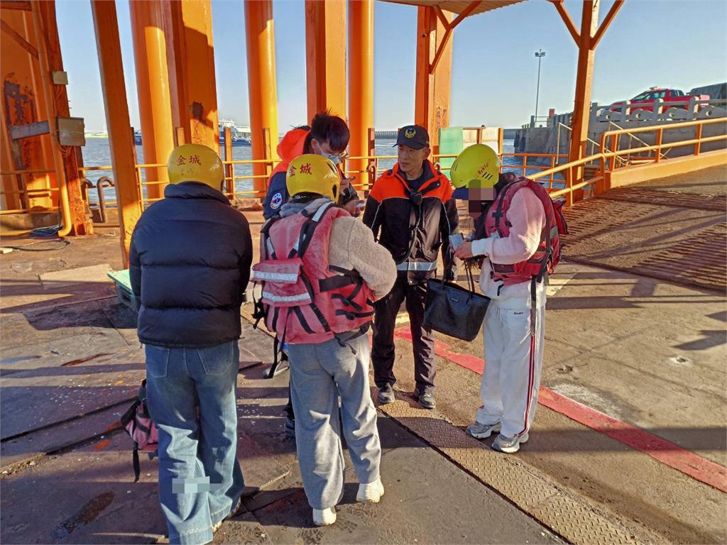 險失溫!3中國遊客遊金門受困建功嶼 消防員出動救援艇馳援