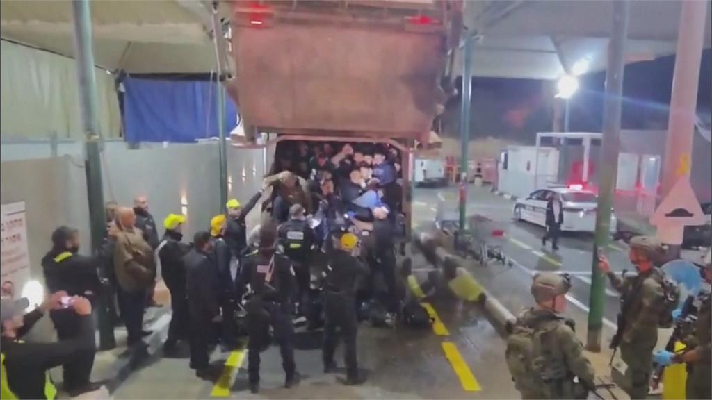 以色列軍警攔下垃圾車 車內擠進滿巴勒斯坦工人