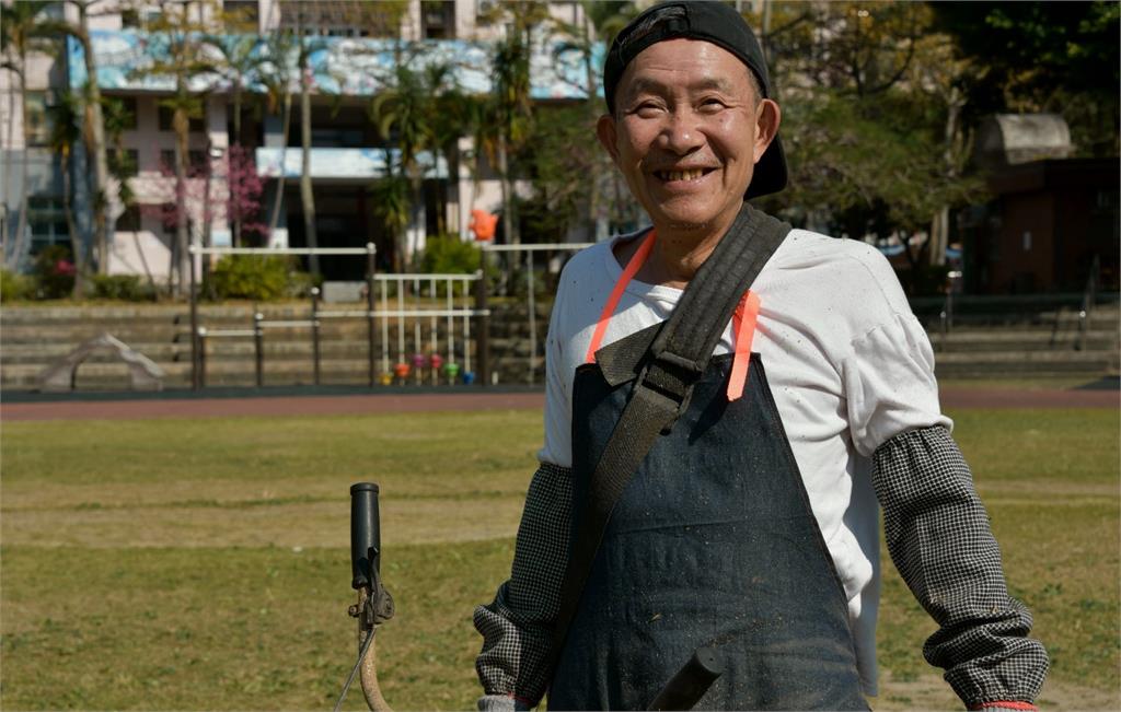 掃把當畫筆! 國小警衛「鳳凰花排畫」一票人讚:被耽誤的藝術家