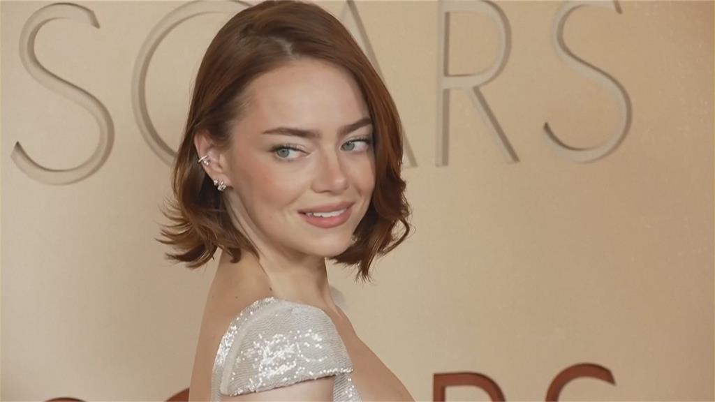 奧斯卡紅毯女星服裝秀　艾瑪史東銀白露背裝超吸睛！