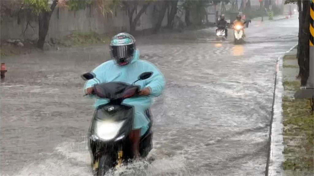 大雨炸桃園! 觀音路口排水系統未完善馬路成水道