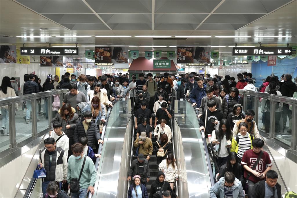 快新聞/高捷跨年夜運量逼近30萬人次 2025年日均運量創歷史新高