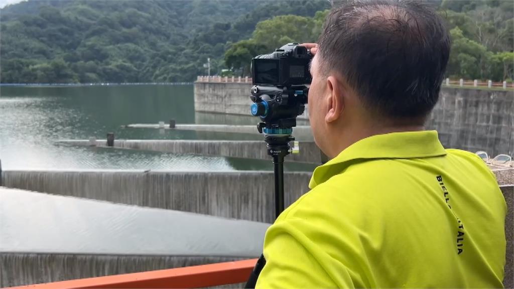 苗栗鯉魚潭睽違250天滿水位 「鋸齒堰」溢流美景民眾搶拍