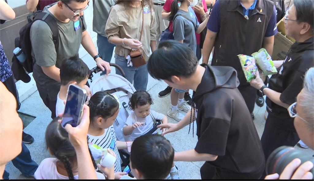 「冠軍之路」特展開幕 總統與李洋、潘傑楷合體參觀