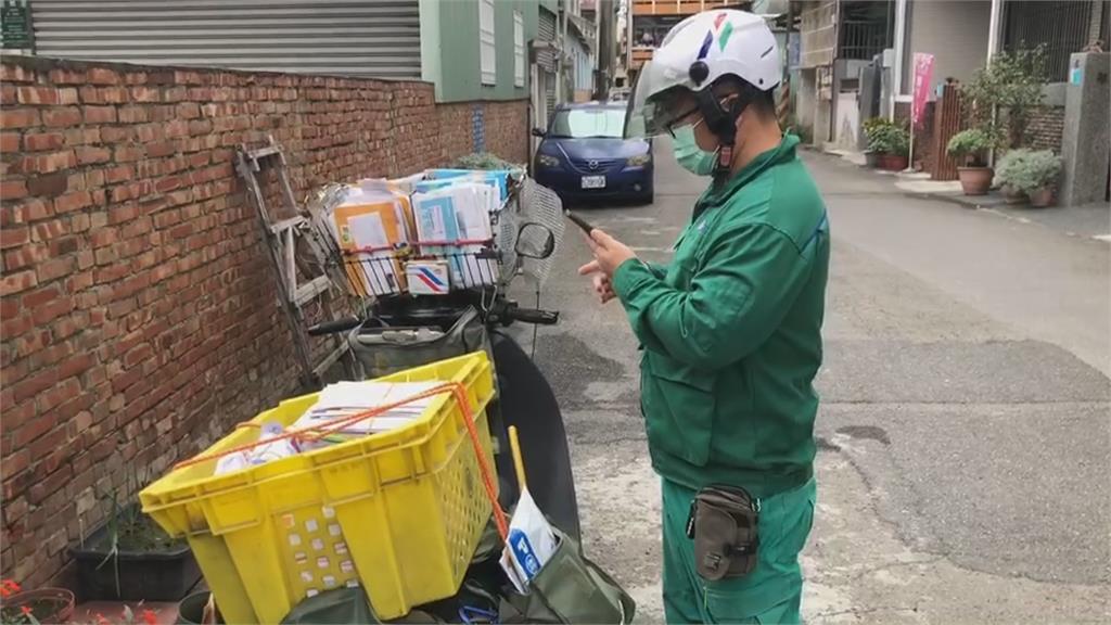 洞咧?綠色郵筒「沒投信口」放路邊10年沒人用 …郵差揭真實用途