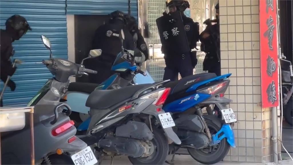 特警破門逮人挨酸「找鎖匠比較快」!警無奈揭真相