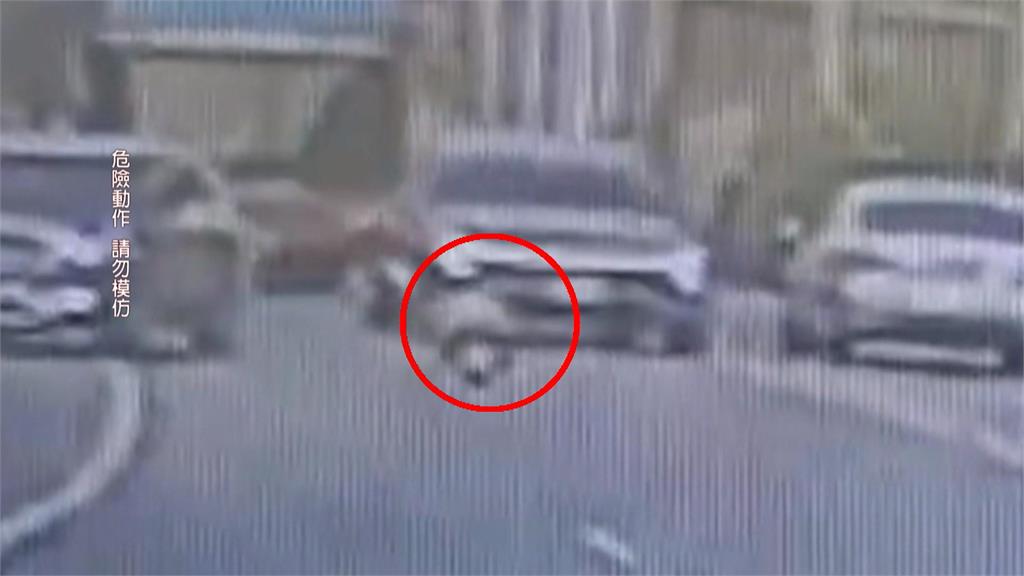 有影／童騎滑步車路上趴趴走　後方駕駛不敢超車塞成一團