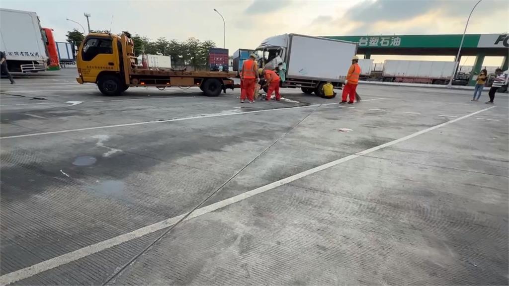 國道西螺服務區大車連撞 先撞「巴庫」貨車再撞大貨車