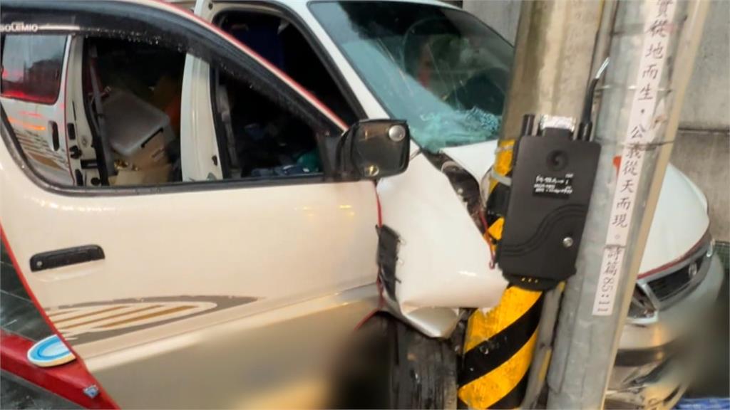 廂型車逆向開上人行道撞電桿 波及2行人、駕駛傷重送醫不治