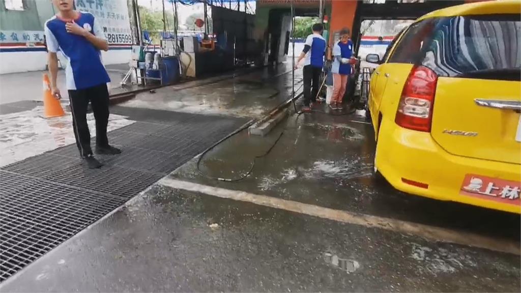 加油站洗車廠暴衝意外！　疑似誤踩油門　連撞2車和1員工