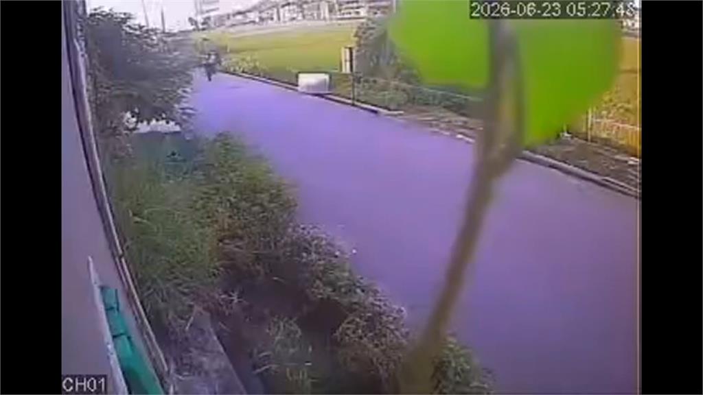 有詭？逆向撞車「９０度側翻」　駕駛急拿包包棄車逃逸