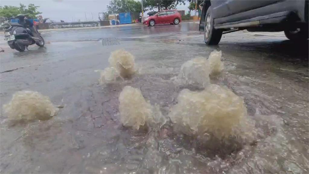 墾丁瞬間大雨人孔蓋變小噴泉 龍磐公園附近海面現「水龍捲」