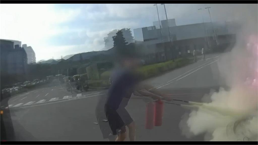 遭右轉大貨車撞倒「機車變火球」　肇事駕駛扛超大滅火器衝火海救人
