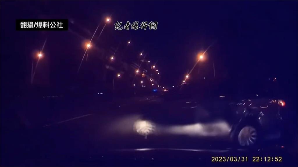 「黑白雙煞」疑國道上競速 變換車道不慎失控撞車!