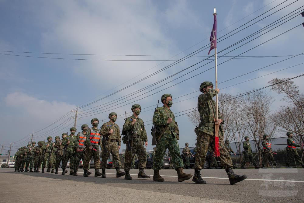 快新聞／新制教召今行軍10公里「訓練畫面曝」！　國小孩童路邊加油打氣