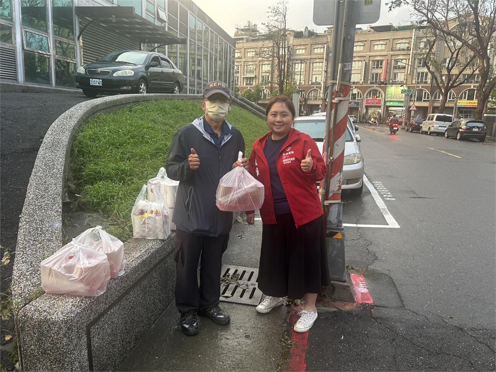 感謝警消山陀兒救災　雄豬排店送可樂餅、民眾訂百杯飲料分送