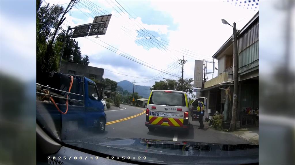 男子遭虎頭蜂螫過敏昏迷　警載送下山救護車接力送醫