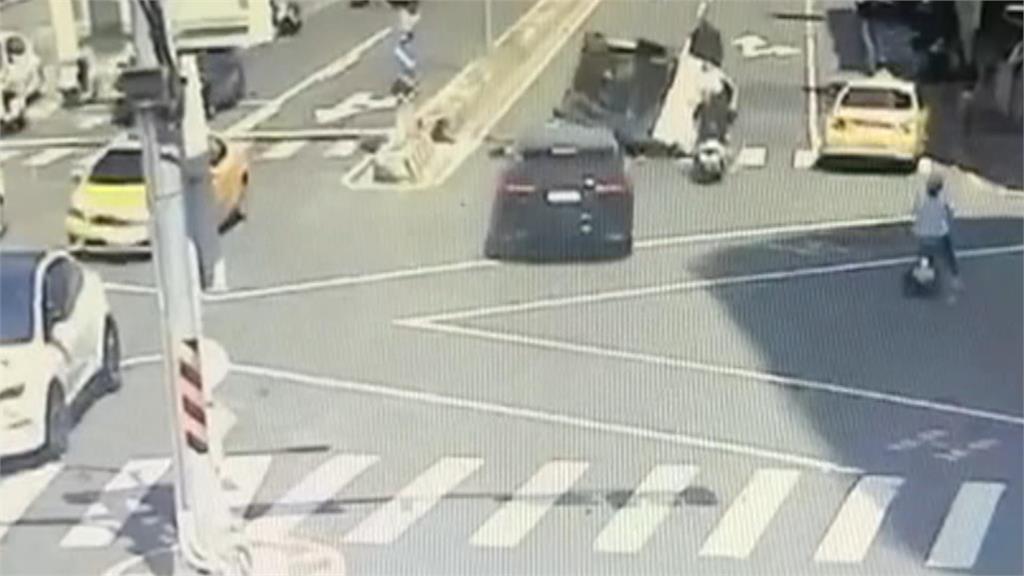 端午"立車"不立蛋? 台南傳休旅車180度翻覆卡路中間
